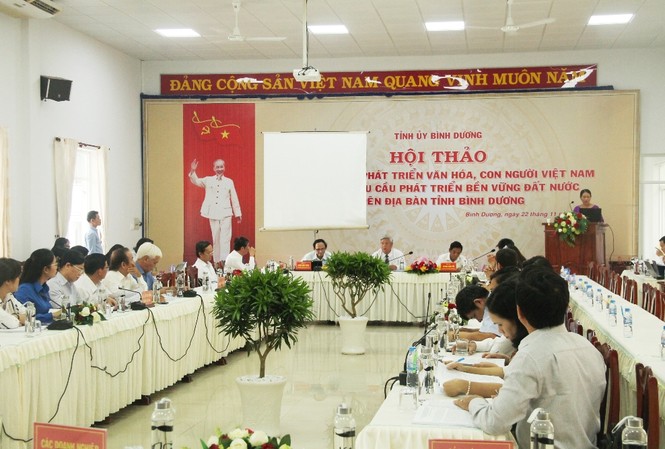Phát triển bền vững dựa trên nền tảng văn hóa, con người Toàn cảnh buổi hội thảo