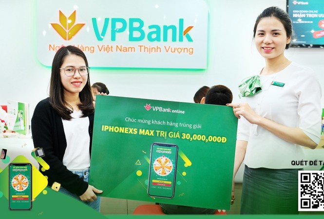 Rộn ràng không khí trao giải của VPbank cho khách hàng may mắn trúng thưởng Chị Hoàng Thị Hoài Phương nhận giải tại chi nhánh VPBank Ngô Quyền