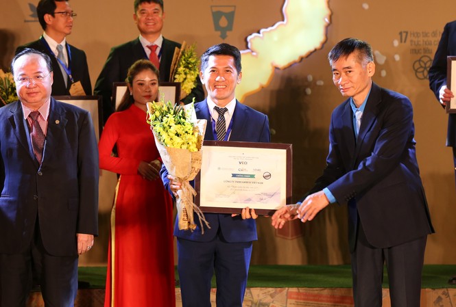 Amway Việt Nam lần thứ tư liên tiếp lọt top 100 doanh nghiệp phát triển bền vững Tổng Giám đốc Amway Việt Nam – ông Huỳnh Thiên Triều nhận giải thưởng Top 100 Doanh Nghiệp Phát Triển Bền Vững