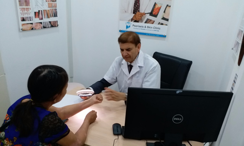 Giải pháp kiểm soát vảy nến thể mảng hiệu quả Giáo sư Tiến sĩ Michael Tirant tư vấn miễn phí cho bệnh nhân vẩy nến.