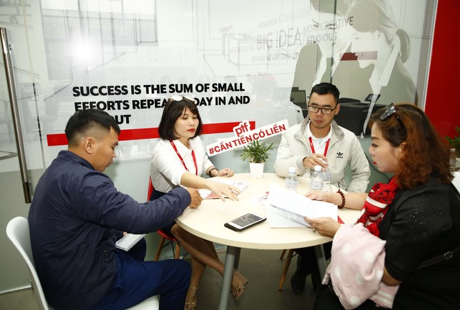 Rộn ràng đón năm mới với sản phẩm mới của PTF Nhân viên Công ty Tài Chính TNHH MTV PTF đang tư vấn sản phẩm cho vay tiêu dùng với khách hàng
