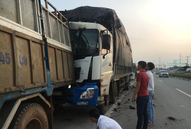 Xe than tông xe củi, tài xế tử vong tại chỗ Xe than tông xe củi, tài xế tử vong tại chỗ