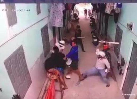 Ngăn xô xát không được, anh gọi người đến chém em gục tại chỗ Ngăn xô xát không được, anh gọi người đến chém em gục tại chỗ