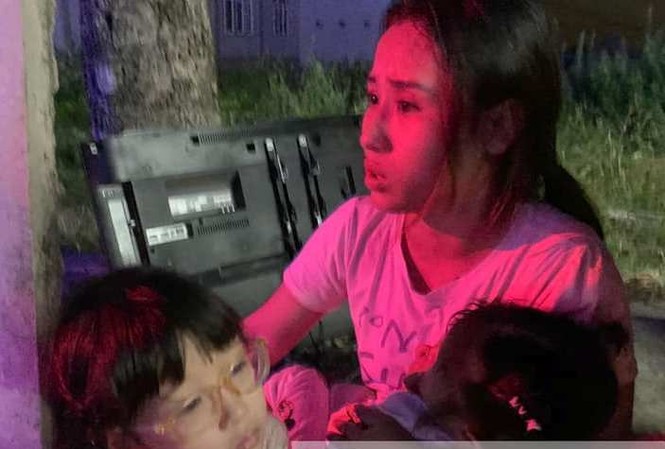 Ba mẹ con thoát chết khi quán cà phê, vựa phế liệu cháy lúc rạng sáng Ba mẹ con thoát chết khi quán cà phê, vựa phế liệu cháy lúc rạng sáng