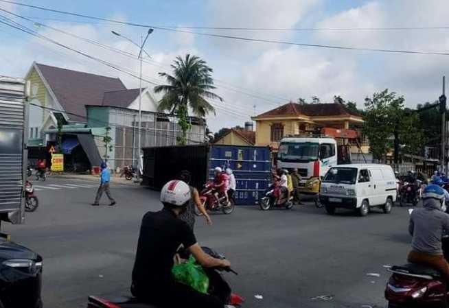 Clip: Người phụ nữ hoảng loạn vì thùng container đổ sầm trước mặt Clip: Người phụ nữ hoảng loạn vì thùng container đổ sầm trước mặt