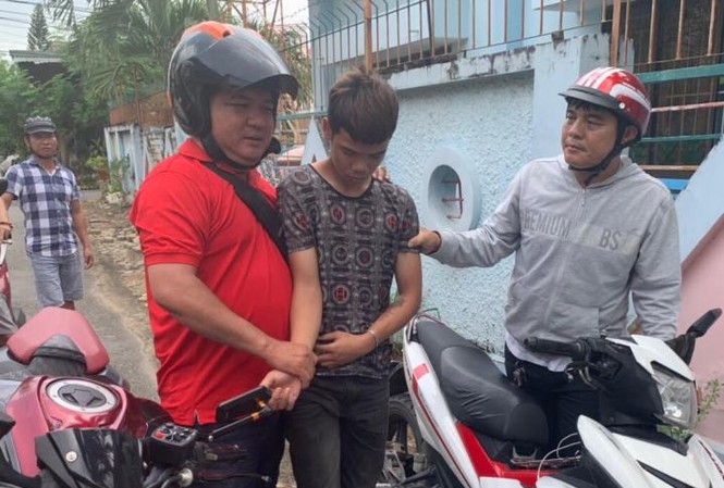 'Hiệp sĩ' Bình Dương bắt đối tượng kề dao cướp xe người đi đường 'Hiệp sĩ' Bình Dương bắt đối tượng kề dao cướp xe người đi đường