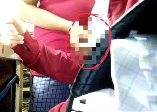 Nữ sinh lớp 9 đặt camera ghi lại cảnh bị sàm sỡ để tố giác thầy giáo Hành động sờ ngực nữ sinh được camera điện thoại ghi lại.
