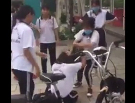 Nữ sinh trường THCS ở Bình Dương bị đánh hội đồng: Bạn bè không dám can ngăn Nữ sinh trường THCS ở Bình Dương bị đánh hội đồng: Bạn bè không dám can ngăn