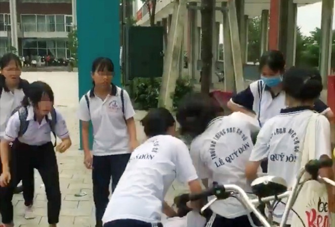 Kỷ luật nữ sinh bị đánh hội đồng, xử phạt người quay clip tung lên mạng Kỷ luật nữ sinh bị đánh hội đồng, xử phạt người quay clip tung lên mạng