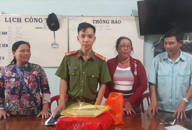 Người phụ nữ bán vé số trả lại túi xách chứa trăm triệu Người phụ nữ bán vé số trả lại túi xách chứa trăm triệu