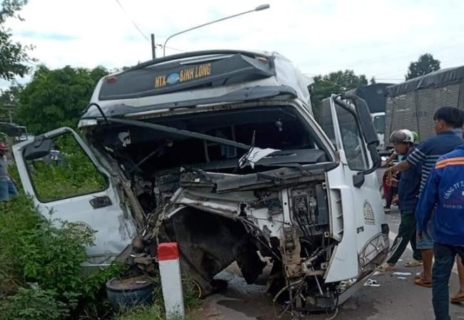 Xe container tông sập nhà dân sau khi tông nát đầu xe ben Xe container tông sập nhà dân sau khi tông nát đầu xe ben