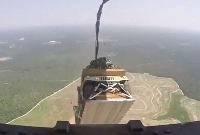 Vận tải cơ C-17 của Mỹ 'đánh rơi' xe bọc thép giữa rừng C-17 "đánh rơi" một chiếc xe Humvee giữa rừng.