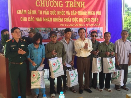 BẢN TIN THANH NIÊN: Chăm sóc nạn nhân chất độc da cam 270 nạn nhân chất độc da cam của huyện Phù Cừ được chăm sóc sức khỏe, tặng quà