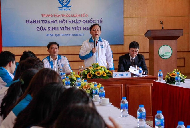 Muốn hội nhập, trước hết phải tôn trọng bản thân Thảo luận “Hành trang hội nhập quốc tế của sinh viên Việt Nam”. Ảnh: Duy Phạm