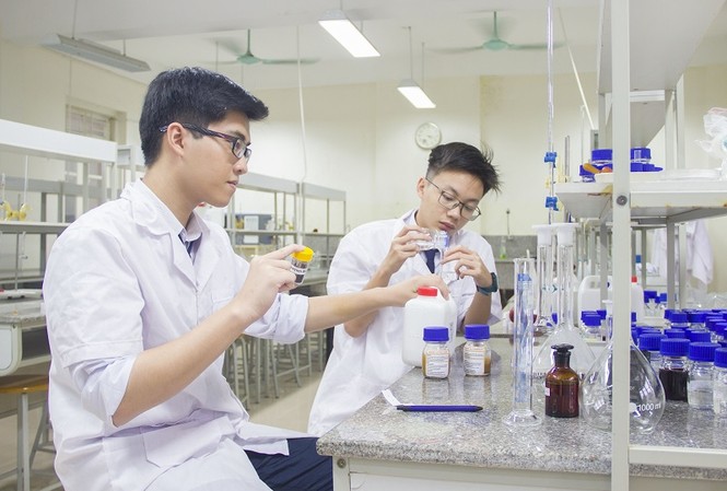 Học sinh trường chuyên 'chữa bệnh' cho tôm giành Giải thưởng quốc tế Lê Tuấn và Mạnh Tuấn Hưng trong phòng nghiên cứu.