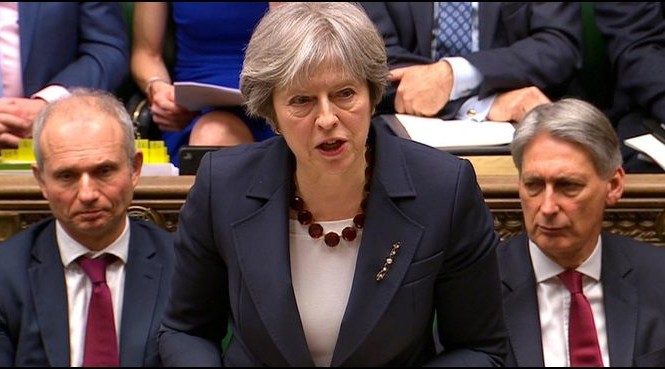Trung tâm tài chính lớn thứ hai thế giới lao đao Thủ tướng Theresa May cảnh báo những người đòi hạ bệ bà đừng mong làm tốt hơn về Brexit.