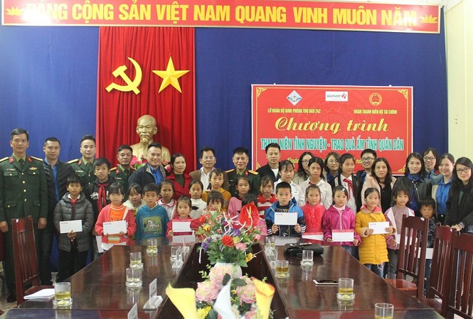 Thăm, tặng quà quân dân đảo Ngọc Vừng Thăm, tặng quà quân dân đảo Ngọc Vừng