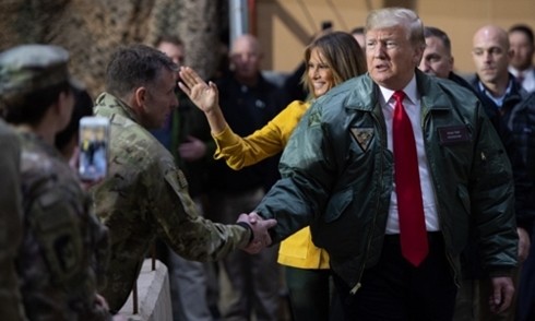THẾ GIỚI 24H: Nhiều vụ nổ tại Iraq khi ông Donald Trump sang thăm Ông Donald Trump (cà vạt đỏ) thăm căn cứ tại Iraq. Ảnh: AFP.