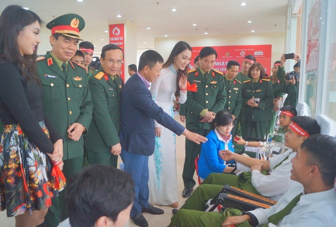 Tuổi trẻ Sĩ quan Chính trị hiến 584 đơn vị máu Chủ nhật Đỏ 2019 Ảnh: Nguyễn Minh
