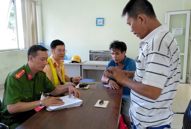 Cảnh sát kiểm tra ma túy đối với các tài xế lái xe qua Trạm thu phí Các tài xế được cơ quan chức năng tiến hành text nhanh ma tuý nhưng có trường hợp nào được phát hiện dương tính với chất ma túy, chất kích thích.