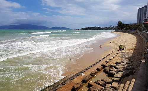 Hai du khách nước ngoài tử vong khi tắm biển Nha Trang Bãi biển trên đường Phạm Văn Đồng, Nha Trang, nơi hai người nước ngoài gặp nạn. Ảnh: An Phước.