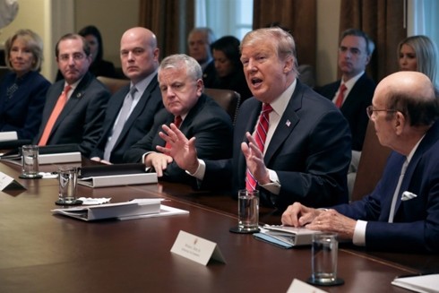 THẾ GIỚI 24H: Tổng thống Trump sẽ tuyên bố tình trạng khẩn cấp Tổng thống Donald Trump nói chuyện với các phóng viên tại cuộc họp nội các. Ảnh: Getty.