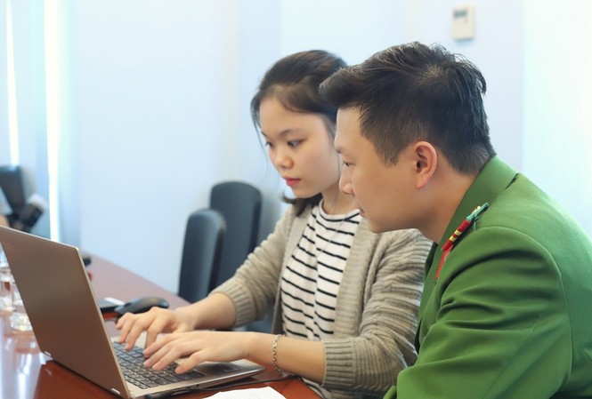 Sống là cho, đâu chỉ nhận riêng mình Thiếu tá Lê Trọng Hiếu đang trả lời câu hỏi của độc giả. Ảnh: Thanh Hùng.