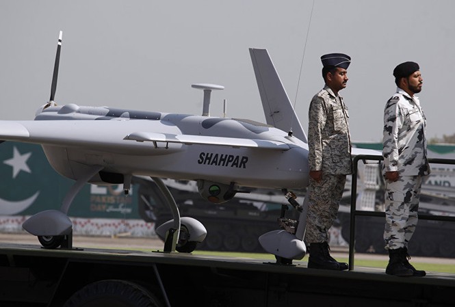 Quân đội Ấn Độ bắn hạ máy bay không người lái Pakistan Các binh sĩ Pakistan bên cạnh một chiếc máy bay không người lái