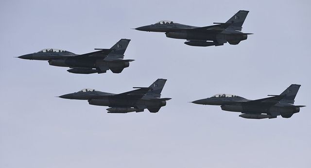 THẾ GIỚI 24H: Không quân Pakistan đặt trong tình trạng báo động Máy bay chiến đấu F-16 của Pakistan (Ảnh: AFP)