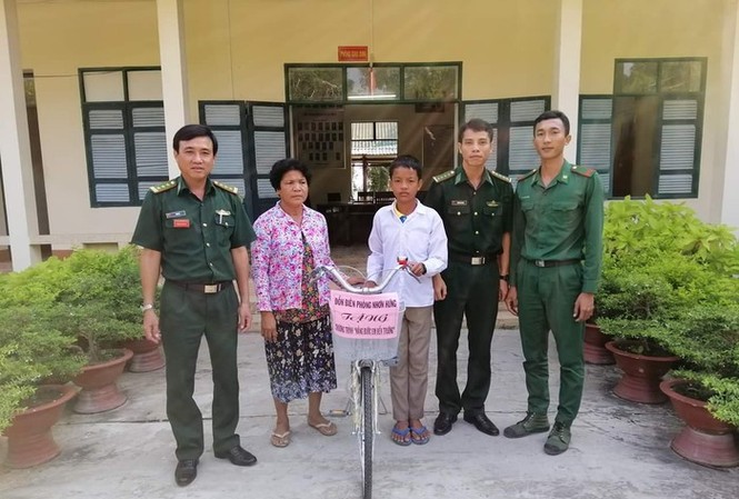 BẢN TIN THÁNG THANH NIÊN 2019: Tặng xe đạp cho học sinh nghèo Campuchia Đại diện Đồn Biên phòng Nhơn Hưng, BĐBP An Giang trao tặng xe đạp cho em Sôn Sun Ly. Ảnh: Chiến Khu