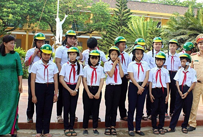 BẢN TIN THÁNG THANH NIÊN 2019:Quảng Nam tổ chức tuyên truyền luật giao thông Trao mũ bảo hiểm đạt chuẩn cho các em học sinh giải đáp đúng về an toàn giao thông với trò chơi đố vui “Trả lời đúng, trúng quà”