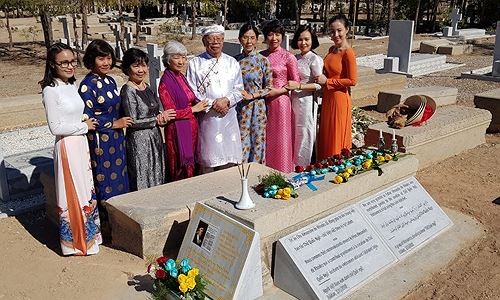 Sẽ có một không gian tôn vinh chữ Việt? Thành viên đoàn đi Iran bên mộ Alexandre de Rhodes đã được đặt bia. Ảnh Nguyễn Đình Toán