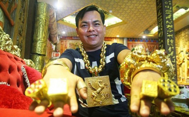 Hai tâm trạng trái ngược của cha ruột Phúc XO khi con trai bị bắt tạm giam Phúc XO chính thức bị khởi tố, tạm giam