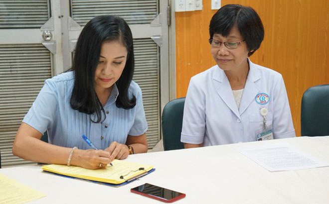 'Người đẹp Tây Đô' tiết lộ lý do đăng ký hiến tạng sau khi qua đời Hình ảnh Việt Trinh hoàn thành các thủ tục để hiến tạng.