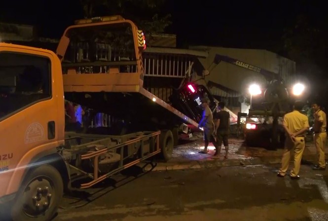 'Xế hộp' Mercedes tông liên tiếp 3 căn nhà, 3 người thương vong 'Xế hộp' Mercedes tông liên tiếp 3 căn nhà, 3 người thương vong