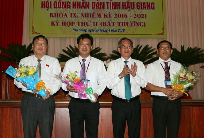 HĐND tỉnh Hậu Giang họp phiên bất thường, kiện toàn công tác cán bộ Ông Lữ Văn Hùng - Bí thư Tỉnh ủy Hậu Giang (thứ 2 từ phải qua) chúc mừng các thành viên UBND tỉnh.