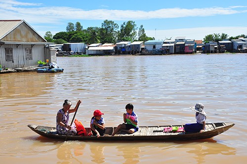 Học sinh băng sông trong mùa lũ tới trường khai giảng Học sinh băng sông trong mùa lũ tới trường khai giảng