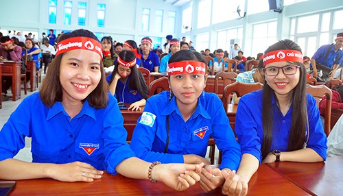 Tưng bừng Chủ nhật Đỏ tại trường ĐH Kiên Giang Các bạn sinh viên sẵn sàng hiến máu