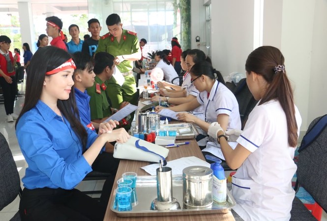 Hoa khôi Thúy Vi mong muốn chia sẻ giọt máu cứu người Hoa khôi Thúy Vi mong muốn chia sẻ giọt máu cứu người