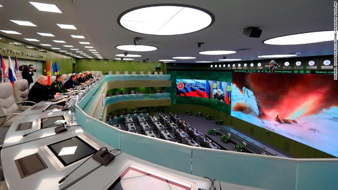 Tên lửa siêu thanh mới của Nga mạnh cỡ nào? Tổng thống Putin và các tướng lĩnh quan sát vụ thử tên lửa Avangard qua màn hình ở Moscow Ảnh: CNN