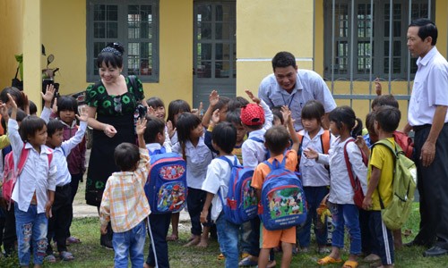 Ấm tình người từ ngày đầu năm mới Báo Tiền Phong khảo sát thực tế trường TH-THCS Ðinh Núp