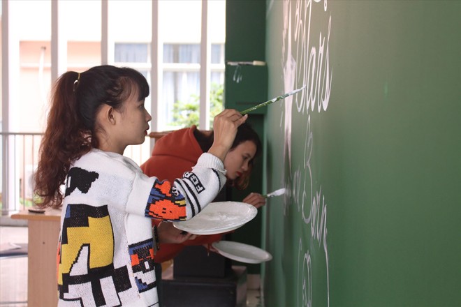Ngắt nụ cúc, trang trí dưa hấu: Sinh viên kiếm bộn tiền tiêu tết Sinh viên kiến trúc được trả 350 nghìn/ngày công vẽ tranh tường. Nếu chăm chỉ dịp tết, mỗi sinh viên có thể kiếm được vài triệu đồng Ảnh: Giang Thanh