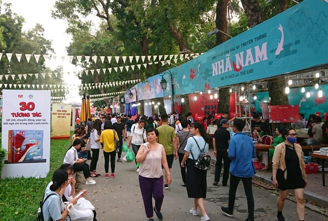 Đọc sách hàng ngày, không đợi Ngày sách Các gian hàng sách tại công viên Thống Nhất trong ngày hội sách Việt Nam
ảnh: Như Ý