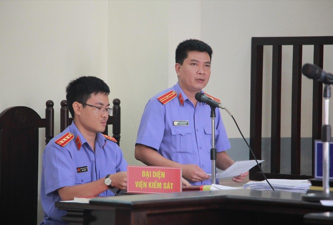 Xét xử 'Kỳ án cướp đò trên sông Ka Long': Ẩn số người bị hại Đại diện VKSND TP Móng Cái thừa nhận có sai sót trong bản cáo trạng là do lỗi đánh máy