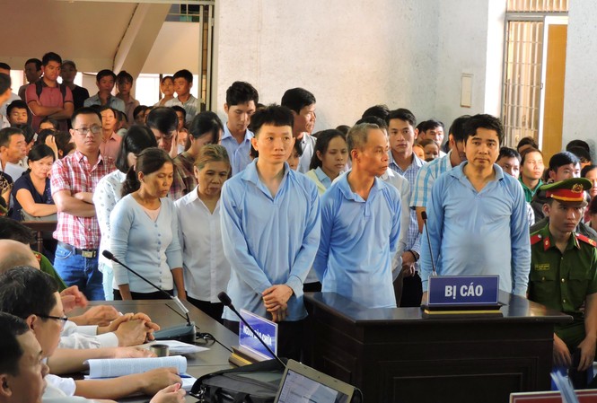 Chiếm đoạt hơn trăm tỷ tại Agribank Krông Bông: Chu Ngọc Hải bị xử thế nào? Các bị cáo trước tòa ( từ trái qua: Chu Ngọc Hải, Ngô Quốc Vinh, Tô Đắc Hải)
