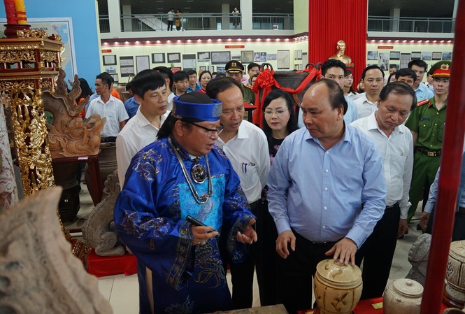 Danh xưng Thanh Hóa qua hai lát cắt sưu tầm Thủ tướng Nguyễn Xuân Phúc tại gian trưng bày của Hoàng Tuấn Liêm (bên trái) Ảnh Phan Hùng