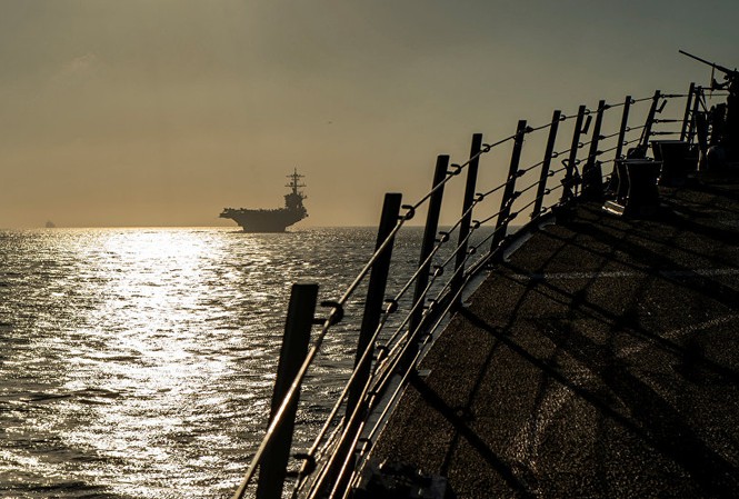 Iran 'không lùi bước' trước sức ép của Mỹ Quân nhân Mỹ trên tàu khu trục USS Bainbridge, phía xa là tàu sân bay USS Abraham Lincoln trên eo biển Gibralta ngày 13/4
ảnh: Reuters/Sputnik