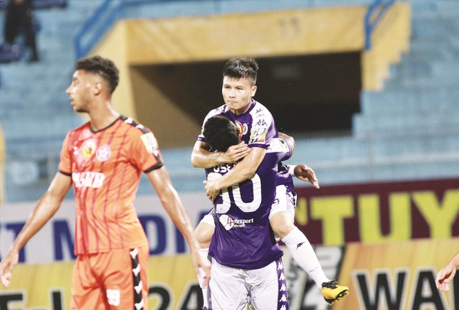 Vòng 10 Wake up 247 V-League: Ghìm nhau dưới đáy bảng Các cầu thủ Hà Nội ăn mừng bàn mở tỷ số của Oseni ảnh: VSI