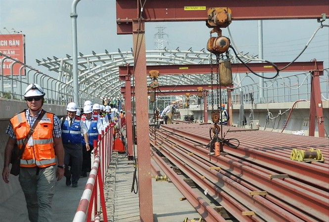 Metro Sài Gòn “trầy trật” vì… vốn Thi công đường ray gói thầu đoạn đi trên cao thuộc dự án tuyến metro số 1