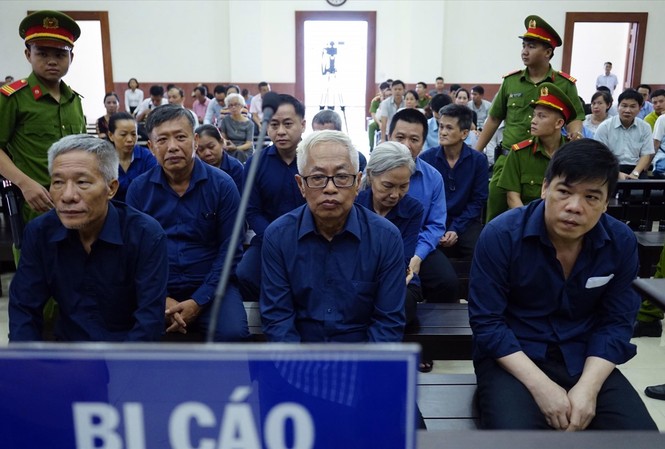 Vũ 'nhôm' kêu oan, cựu Tổng giám đốc DongABank nhận tội Phiên tòa phúc thẩm diễn ra từ hôm qua và kéo dài đến ngày 7/6Ảnh: Tân Châu